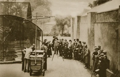 Officiels de la British Broadcasting Corporation, préparant la diffusion de bruits de la volière du zoo de Londres
